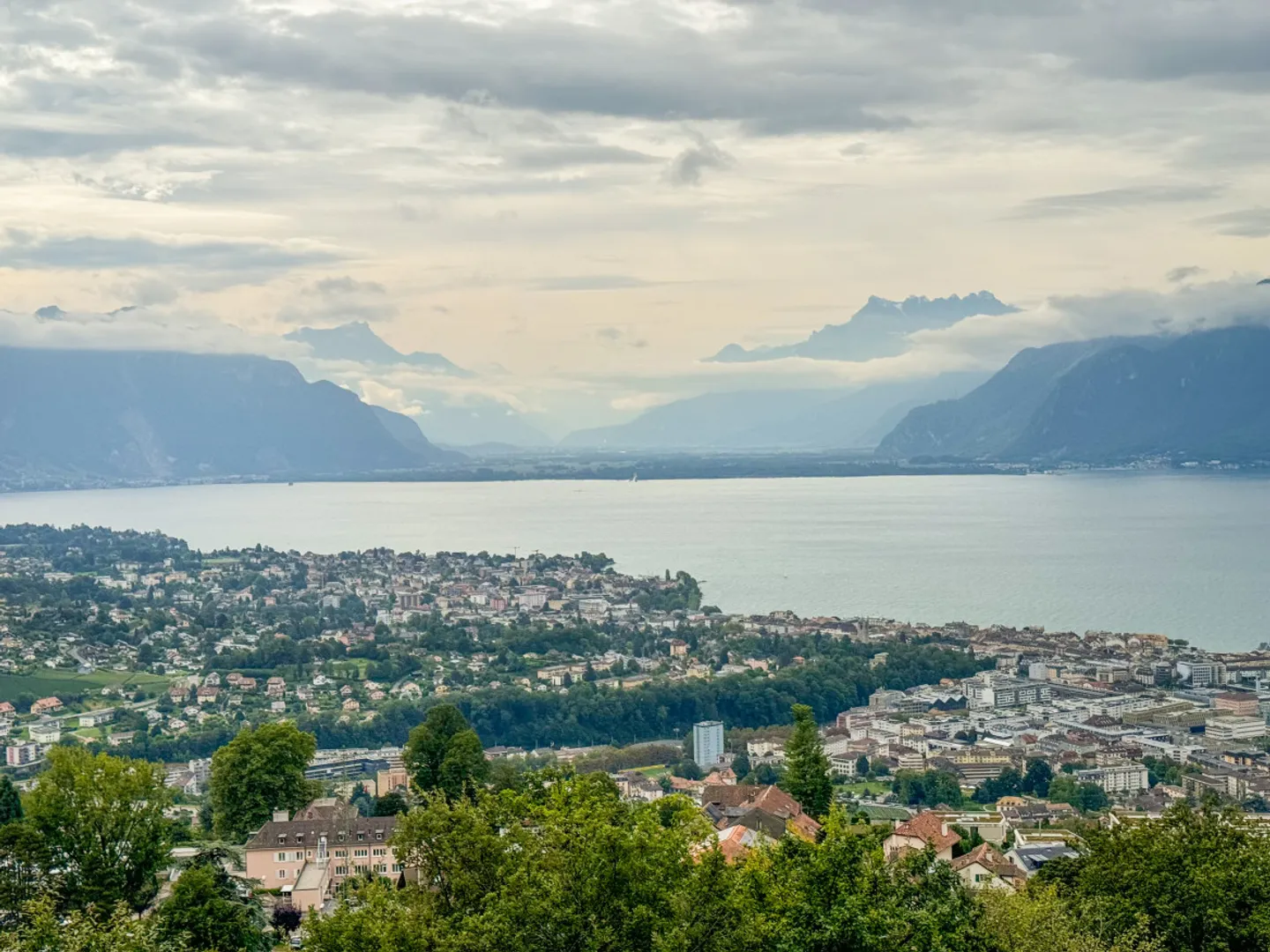 MEUBLÉ - SPECTACULAIRE APPARTEMENT DE 5.5 PIÈCES AVEC VUE SUR LE LAC - Photo 3 sur 11