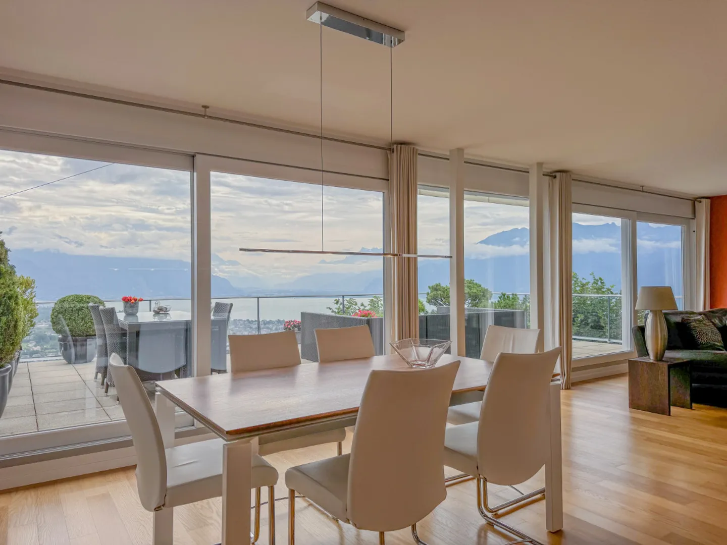 MEUBLÉ - SPECTACULAIRE APPARTEMENT DE 5.5 PIÈCES AVEC VUE SUR LE LAC - Photo 4 sur 11