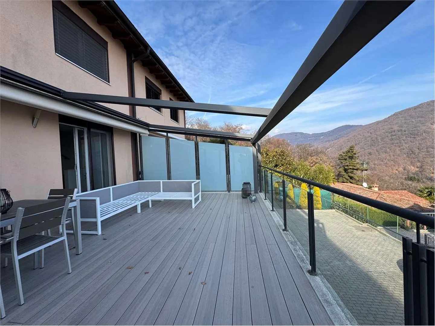 Triplex en rangée avec 4,5 pièces à Pura avec vue sur le lac et environnement verdoyant - Photo 3 sur 11