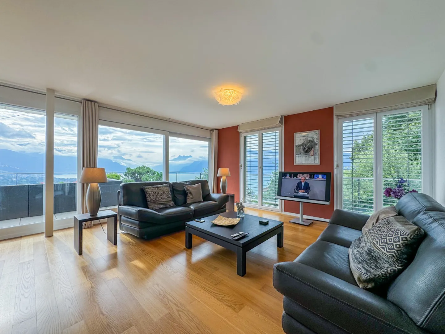 MEUBLÉ - SPECTACULAIRE APPARTEMENT DE 5.5 PIÈCES AVEC VUE SUR LE LAC - Photo 7 sur 11