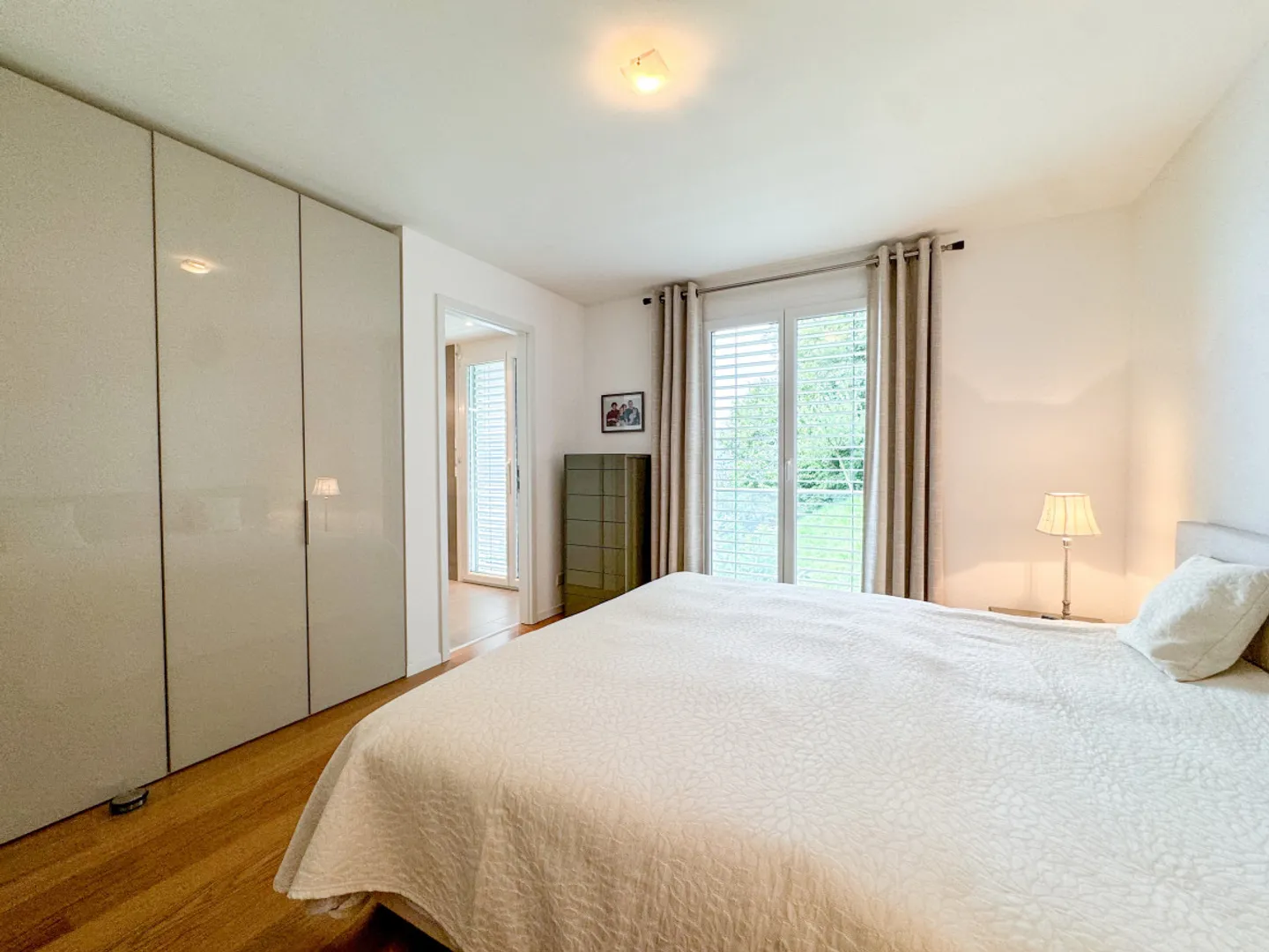 MEUBLÉ - SPECTACULAIRE APPARTEMENT DE 5.5 PIÈCES AVEC VUE SUR LE LAC - Photo 9 sur 11
