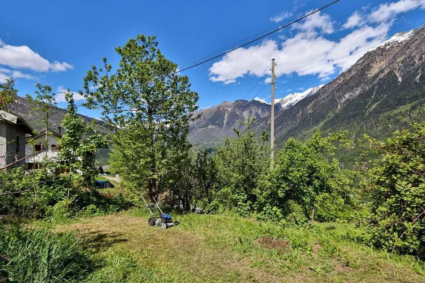 Casa di 4 1/2 locali con bella vista e prato di 5000m2 - Foto 2 di 13