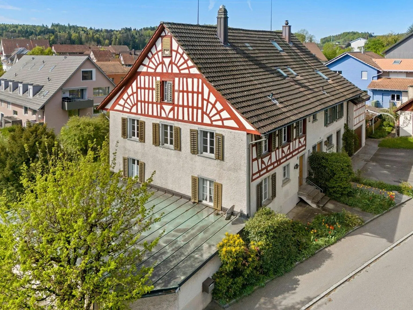 Charmantes Doppeleinfamilienhaus mit Garten - Foto 1 von 10