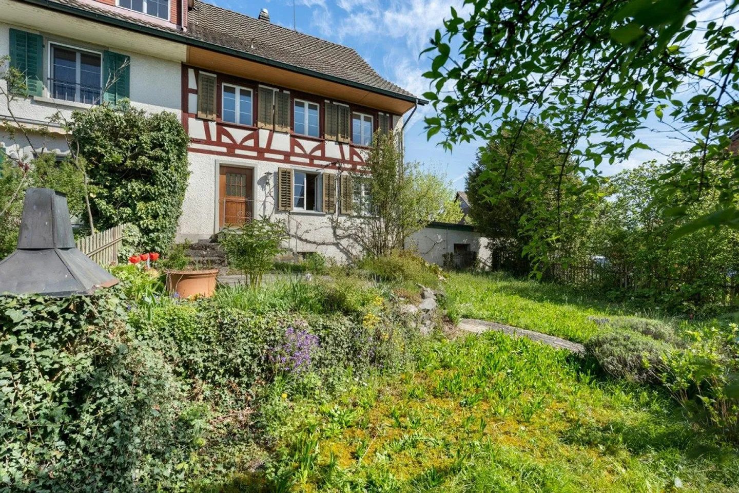Charmantes Doppeleinfamilienhaus mit Garten - Foto 3 von 10