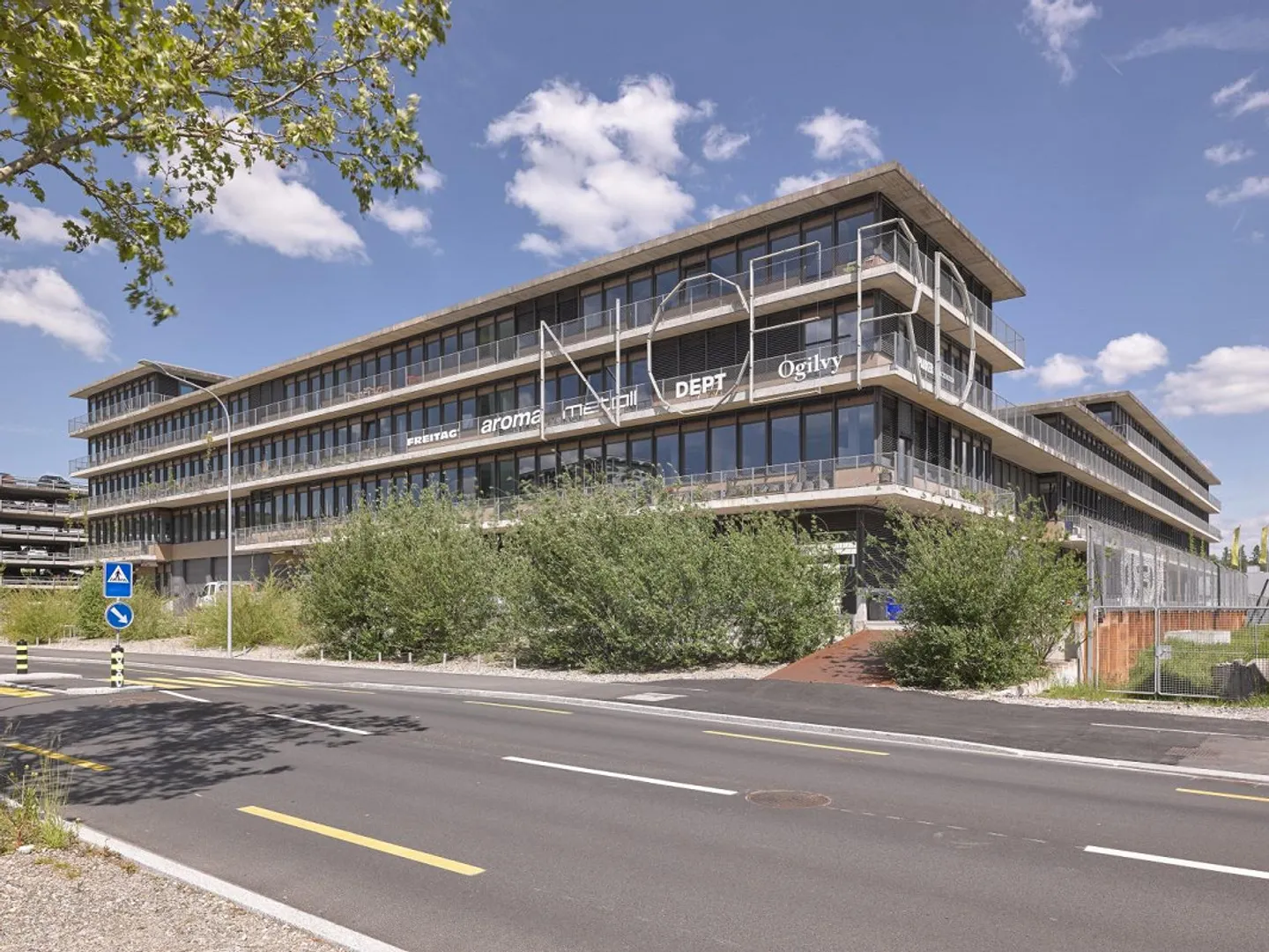 Proximity to Highway and Oerlikon Train Station: 523 m2 Office Space in the NOERD Commercial Building - Photo 1 of 4