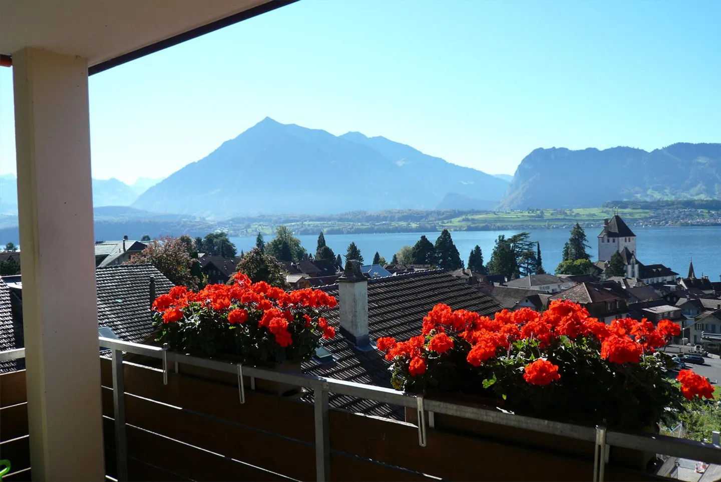 Charming 4.5-room apartment with lake view in Oberhofen on Lake Thun - Photo 2 of 13
