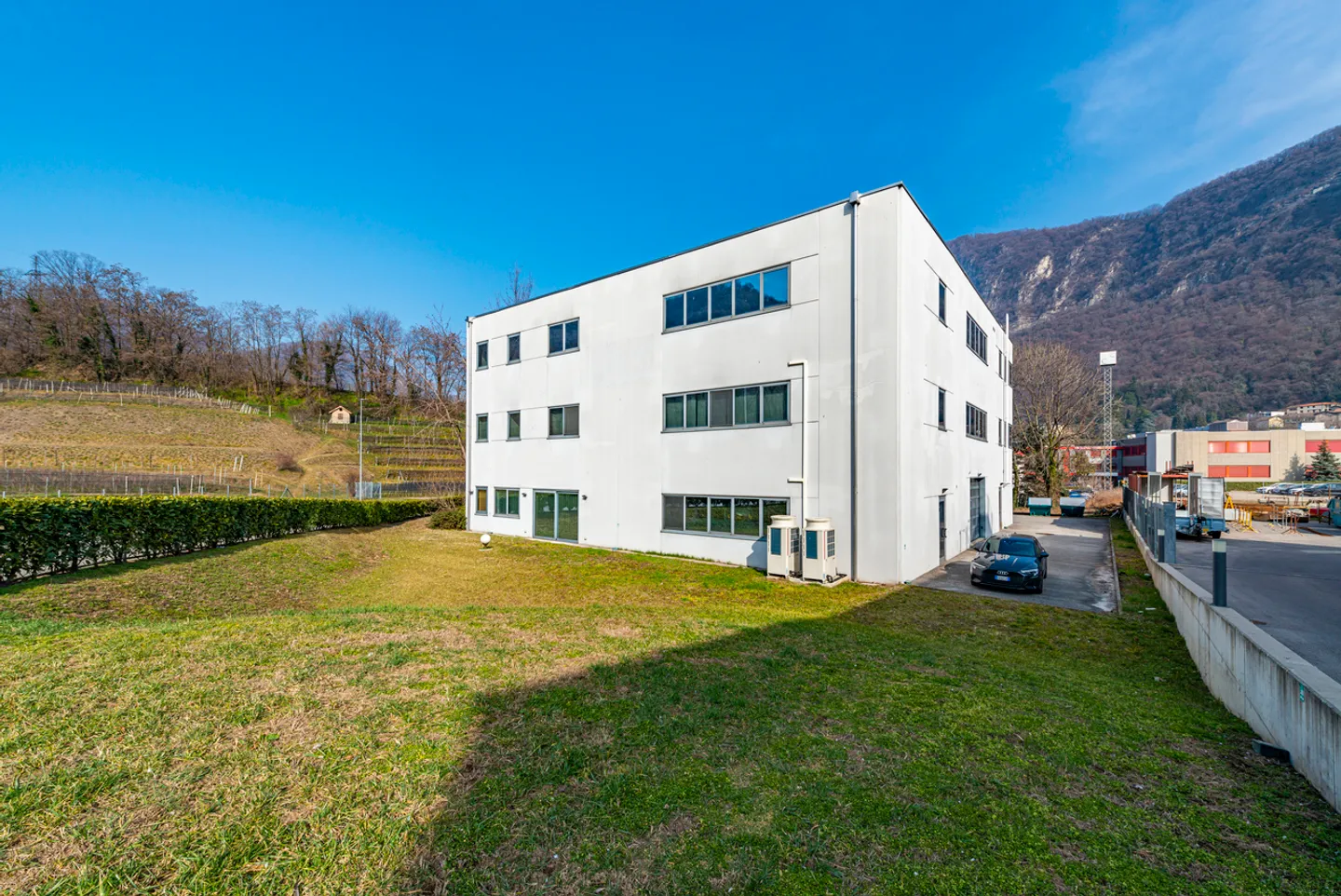 Edificio ad uso misto in affitto - Foto 2 di 11
