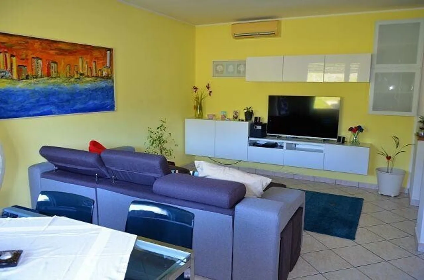 Geräumige 4,5-Zimmer-Wohnung mit Terrasse und Parkplatz in der Garage - Foto 3 von 13