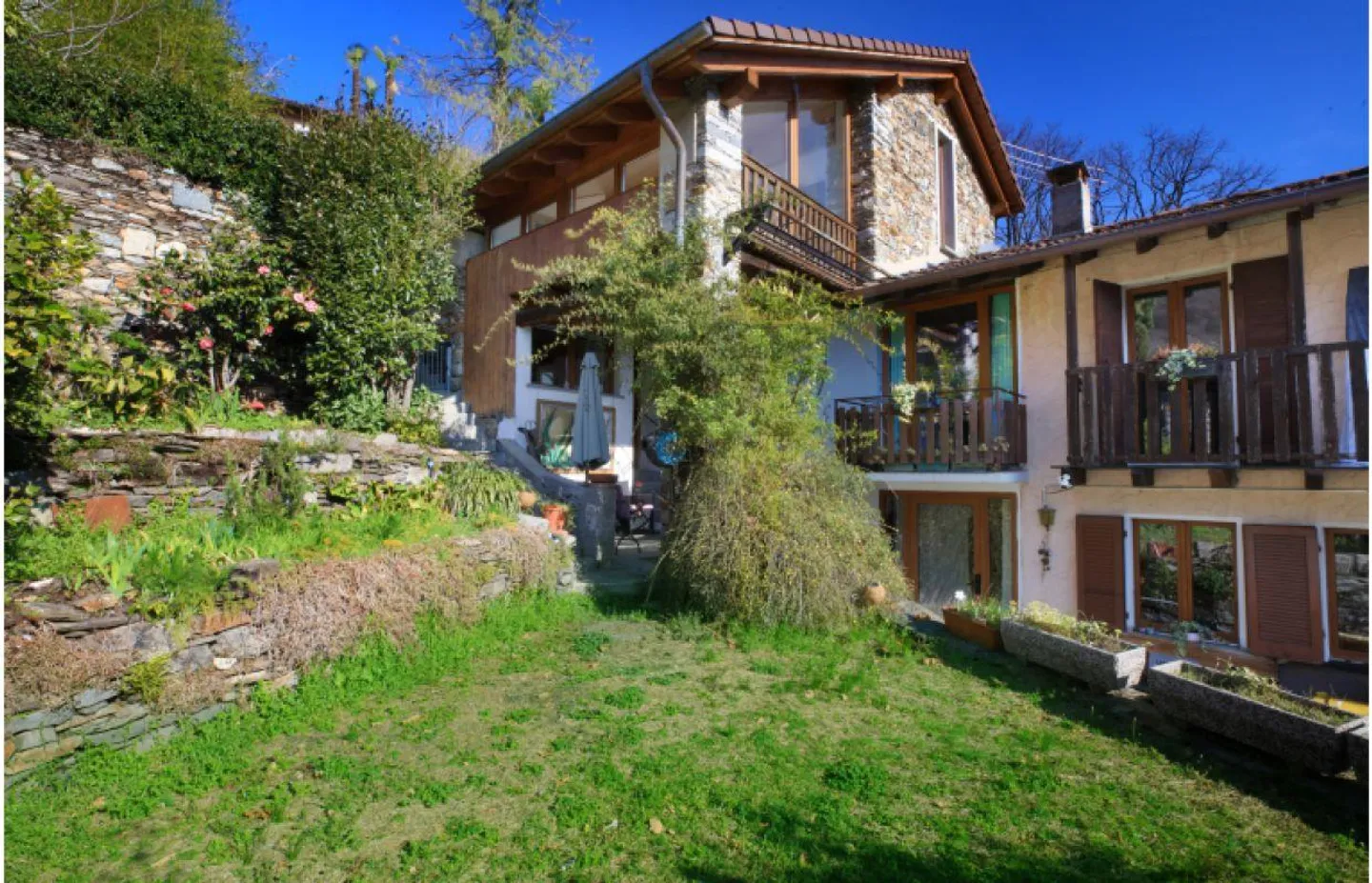 Magnifique maison bifamiliale à Arcegno - Photo 1 sur 13