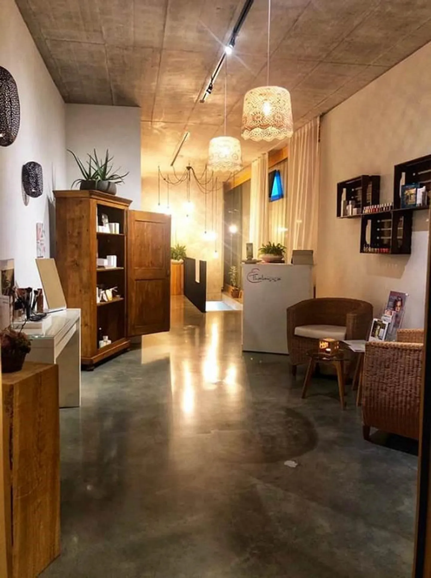 Space for Ideas: Modern Commercial Space in Prime Location - Photo 2 of 7