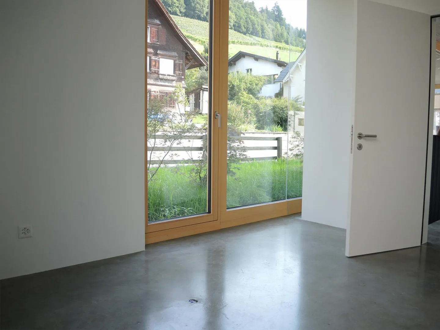 Space for Ideas: Modern Commercial Space in Prime Location - Photo 3 of 7