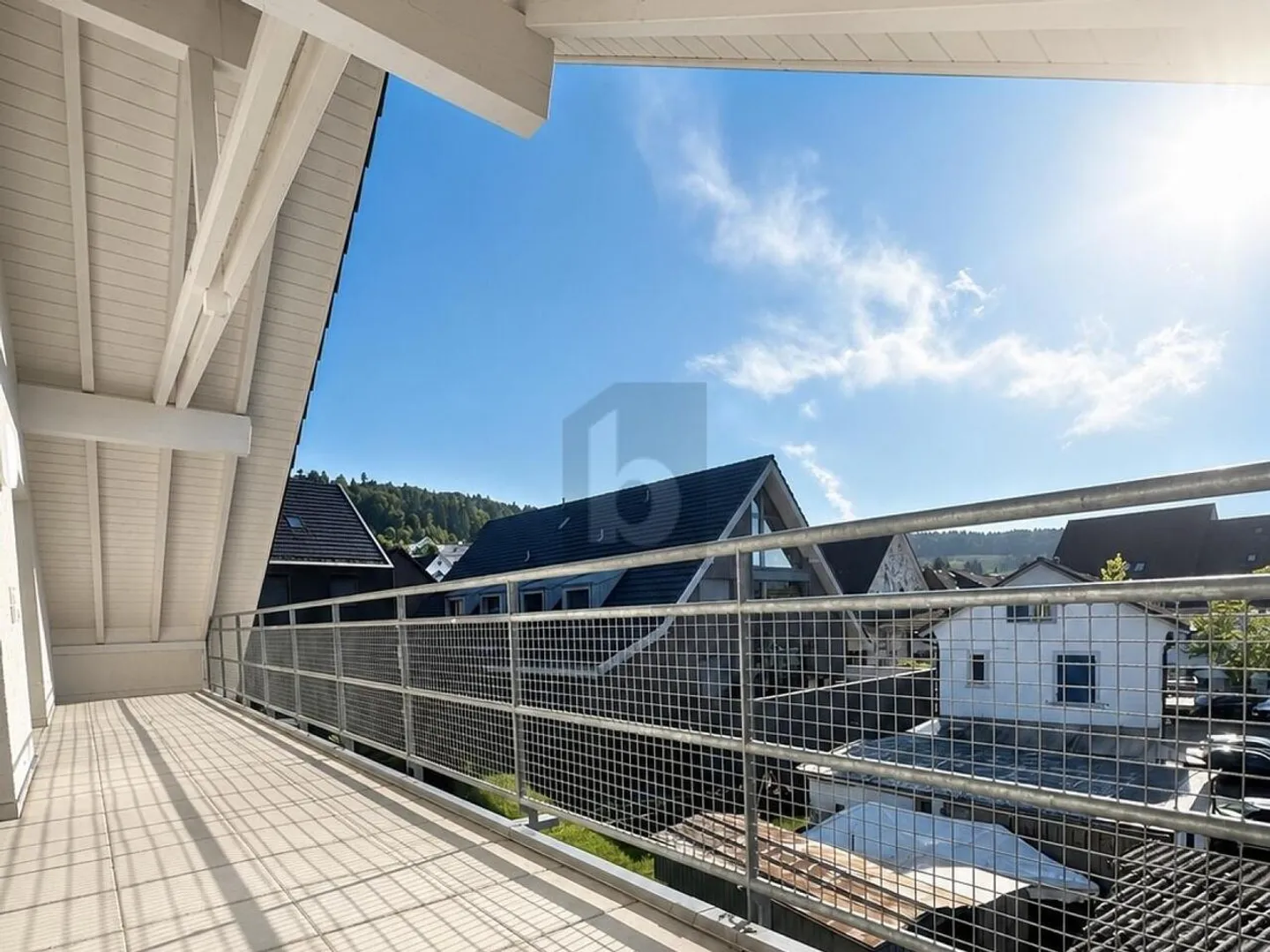 Sonniger Balkon mit hohen Decken - Foto 1 von 6