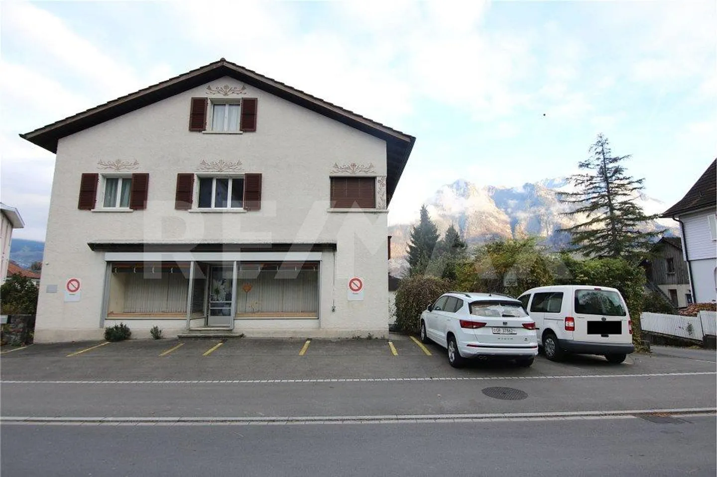 Maison individuelle de 8 ½ pièces avec 2 garages, espace commercial et places de parking - Photo 1 sur 13