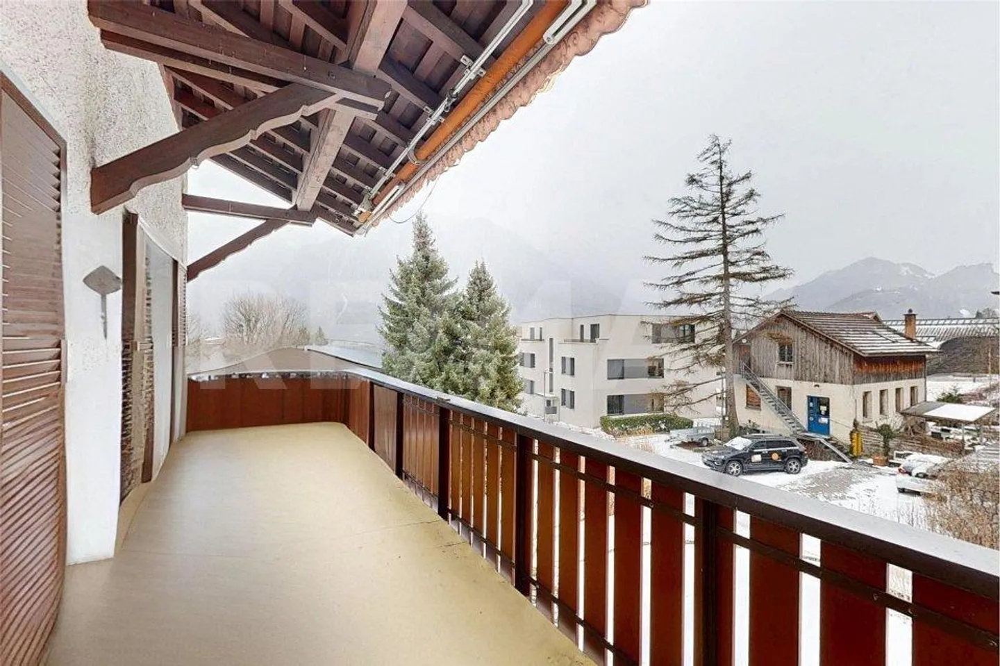 Maison individuelle de 8 ½ pièces avec 2 garages, espace commercial et places de parking - Photo 3 sur 13