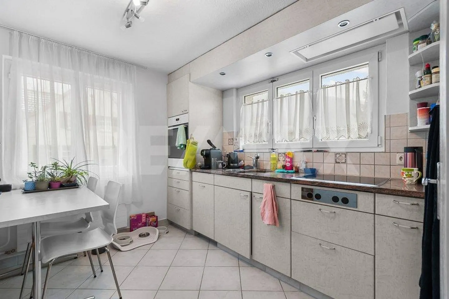 Maison individuelle de 8 ½ pièces avec 2 garages, espace commercial et places de parking - Photo 4 sur 13