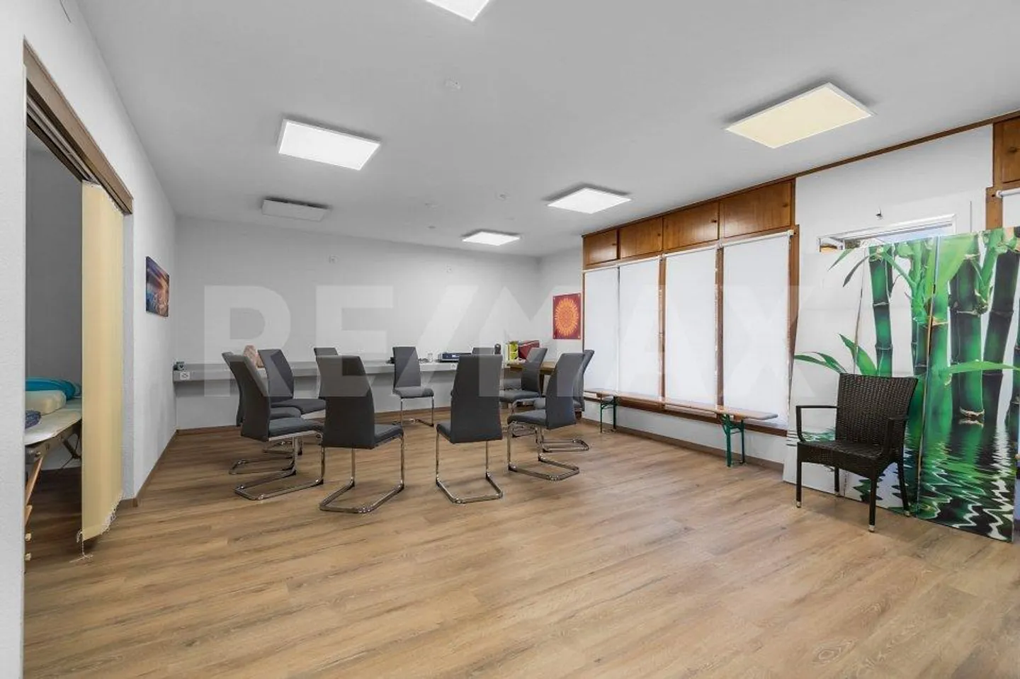 Maison individuelle de 8 ½ pièces avec 2 garages, espace commercial et places de parking - Photo 5 sur 13