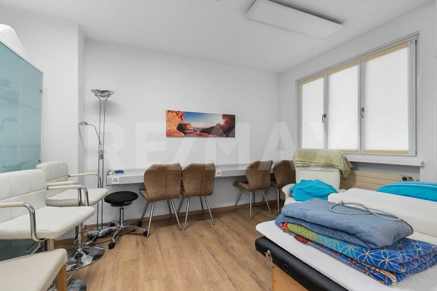 Maison individuelle de 8 ½ pièces avec 2 garages, espace commercial et places de parking - Photo 7 sur 13