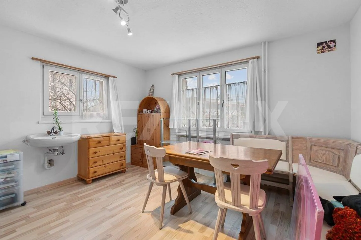 Maison individuelle de 8 ½ pièces avec 2 garages, espace commercial et places de parking - Photo 8 sur 13