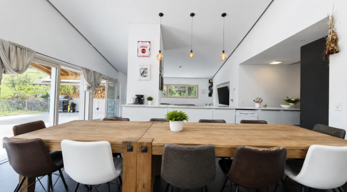 Spacious 7.5-room single-family house with a separate apartment and stunning views - Photo 3 of 16