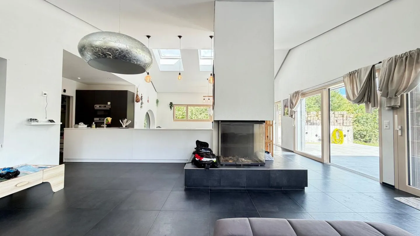 Spacious 7.5-room single-family house with a separate apartment and stunning views - Photo 1 of 16