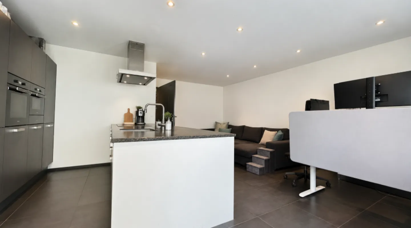 Spacious 7.5-room single-family house with a separate apartment and stunning views - Photo 5 of 16