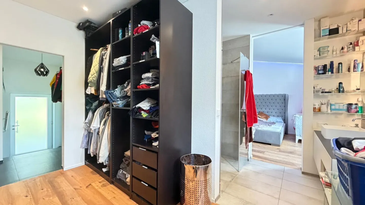 Spacious 7.5-room single-family house with a separate apartment and stunning views - Photo 9 of 16