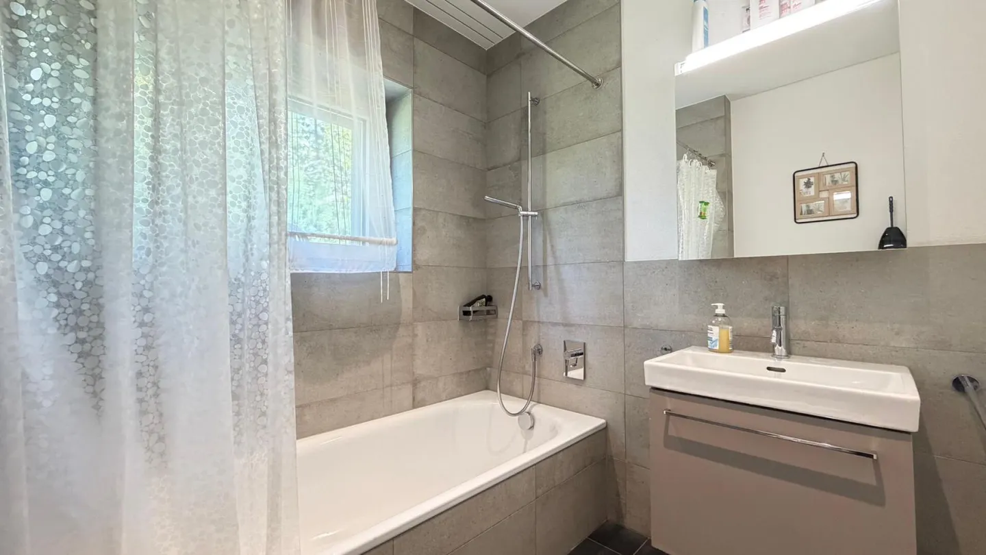 Spacious 7.5-room single-family house with a separate apartment and stunning views - Photo 11 of 16