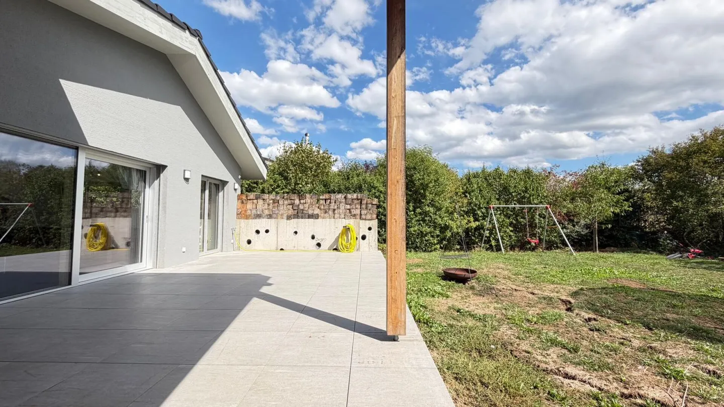 Spacious 7.5-room single-family house with a separate apartment and stunning views - Photo 15 of 16