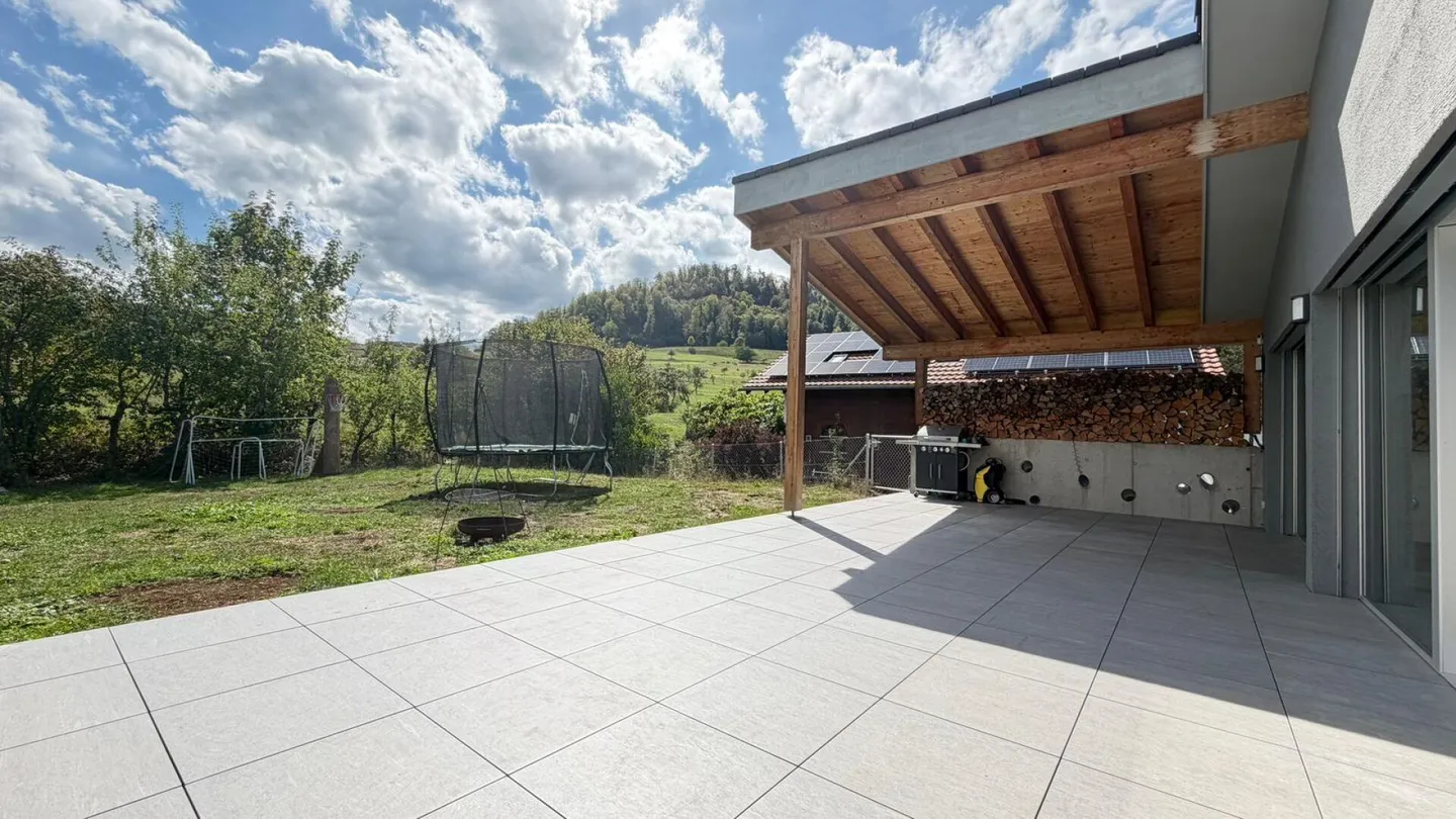 Spacious 7.5-room single-family house with a separate apartment and stunning views - Photo 16 of 16