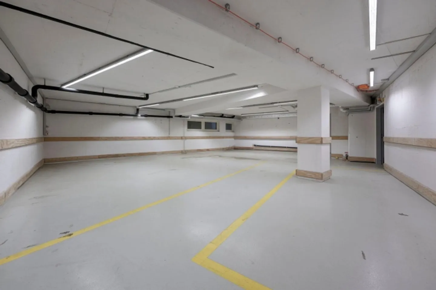 Retail space with very good visibility including cooling system - Ground floor! - Photo 1 of 13