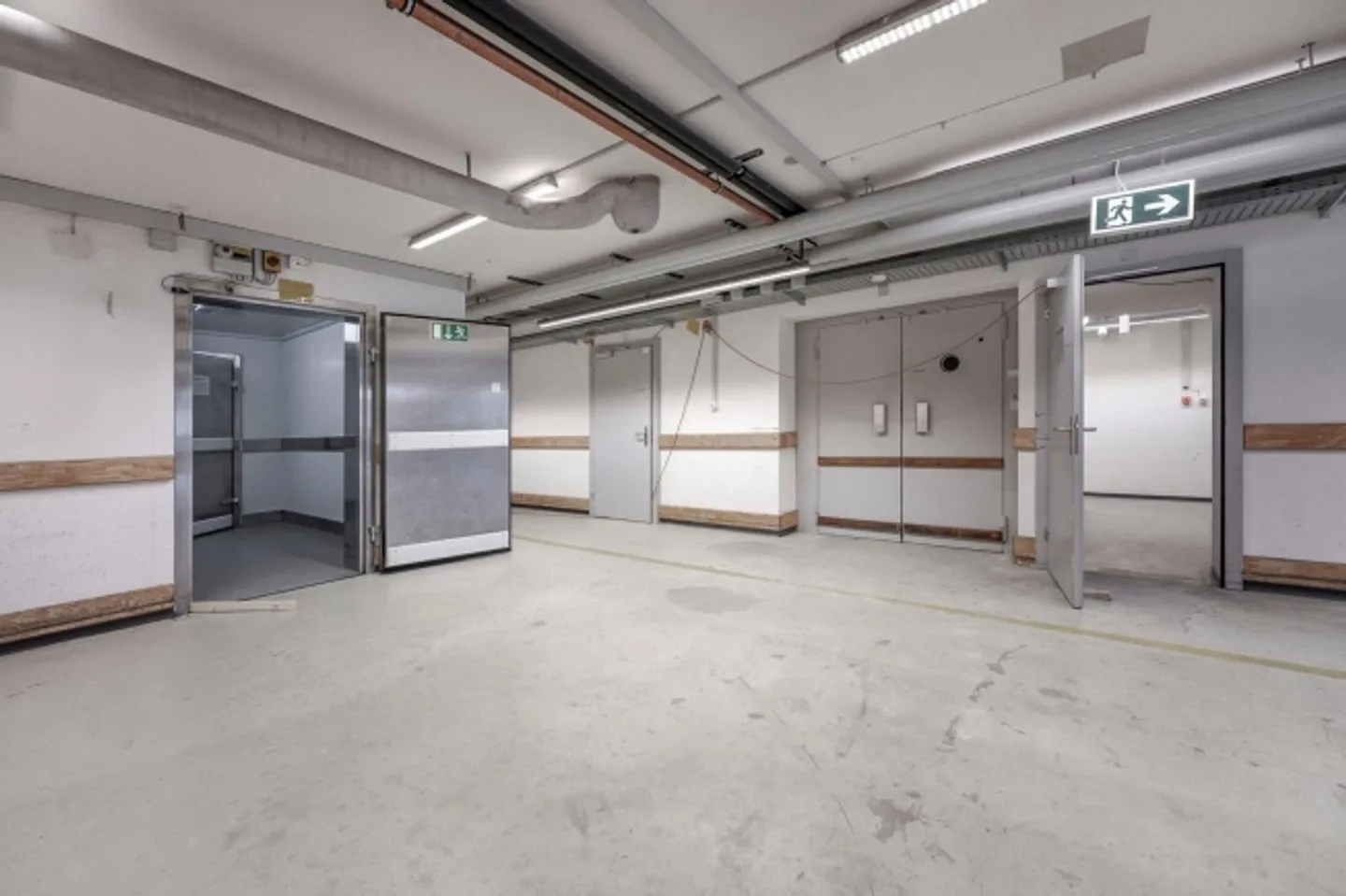 Retail space with very good visibility including cooling system - Ground floor! - Photo 8 of 13