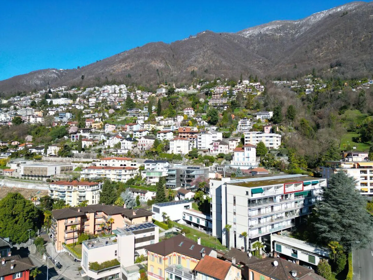 Attico con vista lago nel cuore di Muralto - Foto 10 di 11