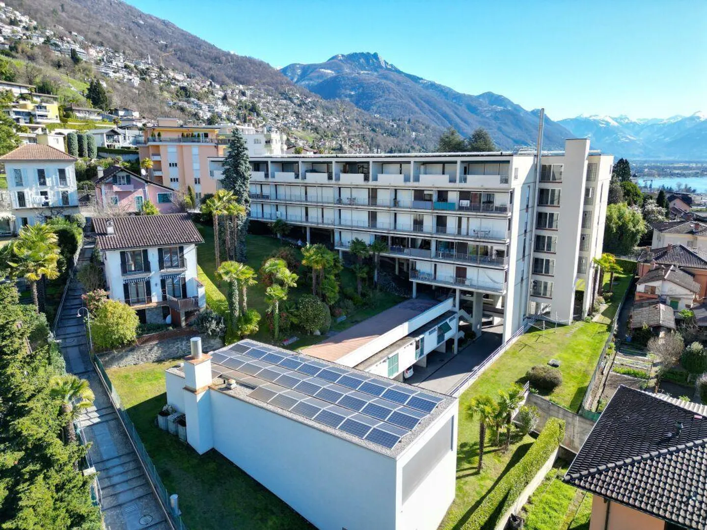 Attico con vista lago nel cuore di Muralto - Foto 11 di 11