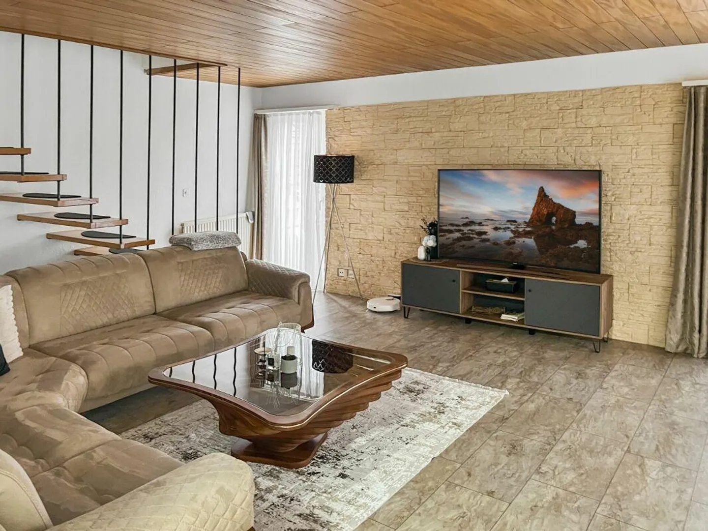 Casa bifamiliare con balcone, camino e grande offerta di spazio - Foto 5 di 12