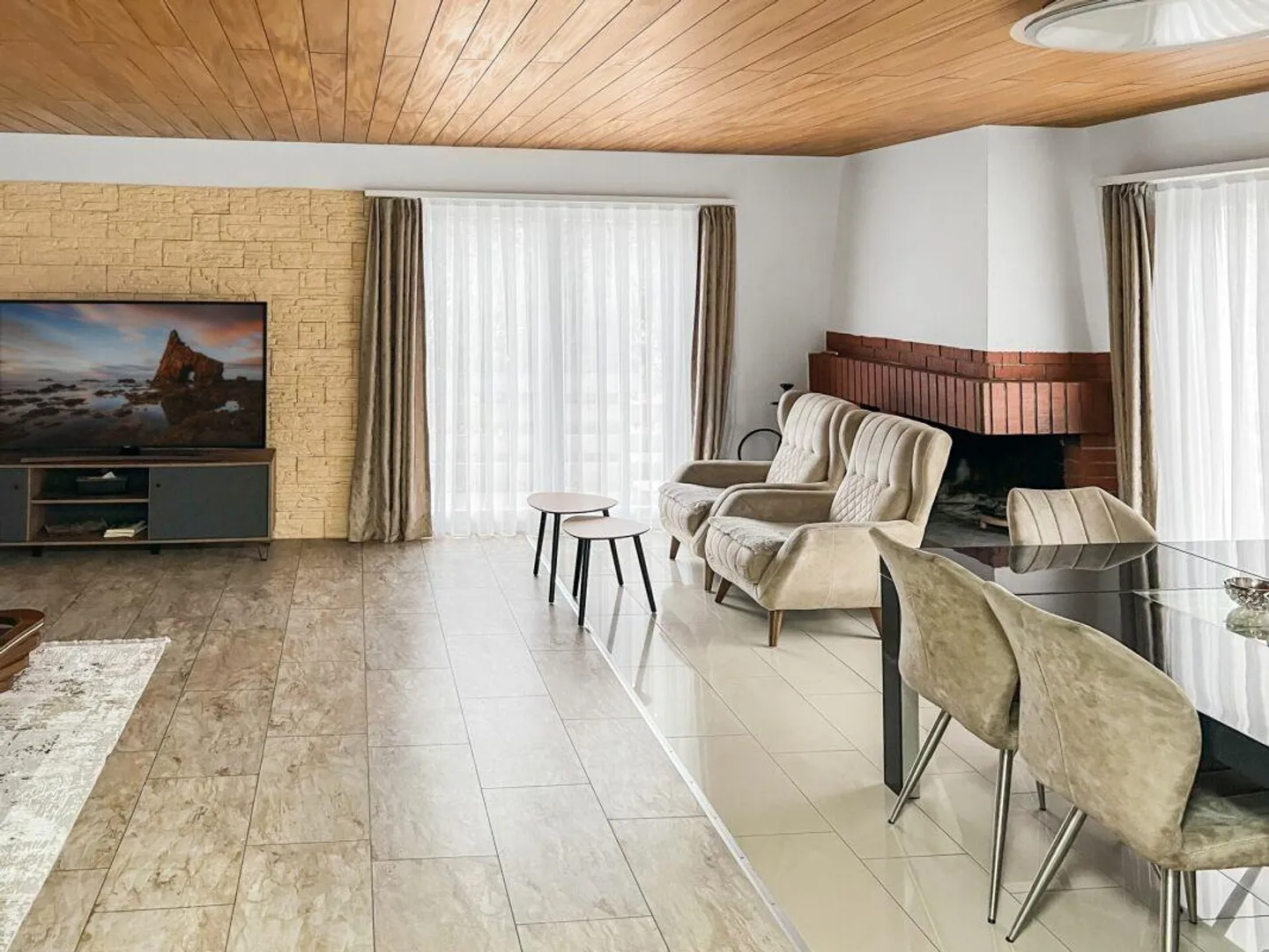 Casa bifamiliare con balcone, camino e grande offerta di spazio - Foto 6 di 12