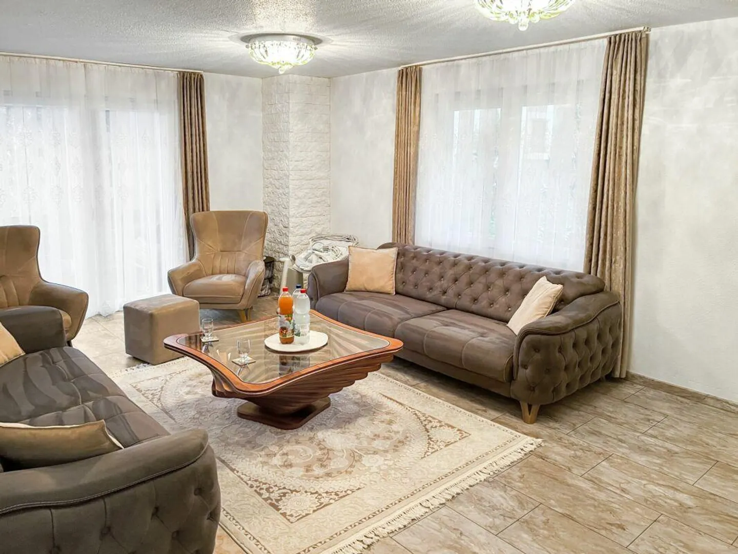 Casa bifamiliare con balcone, camino e grande offerta di spazio - Foto 7 di 12