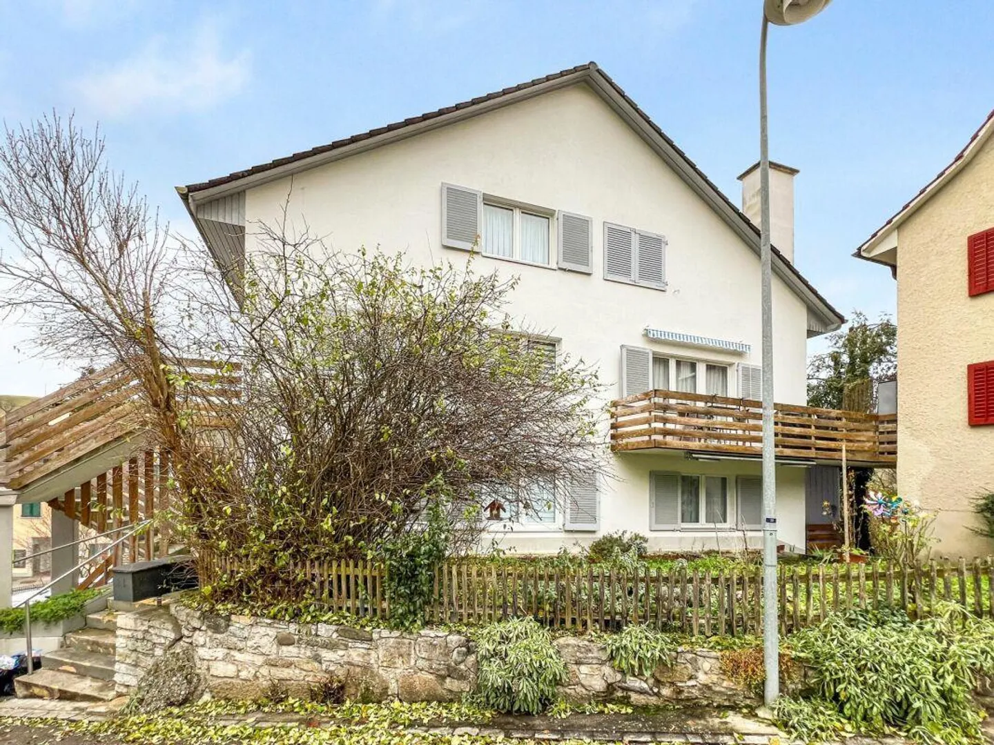 Casa bifamiliare con balcone, camino e grande offerta di spazio - Foto 1 di 12