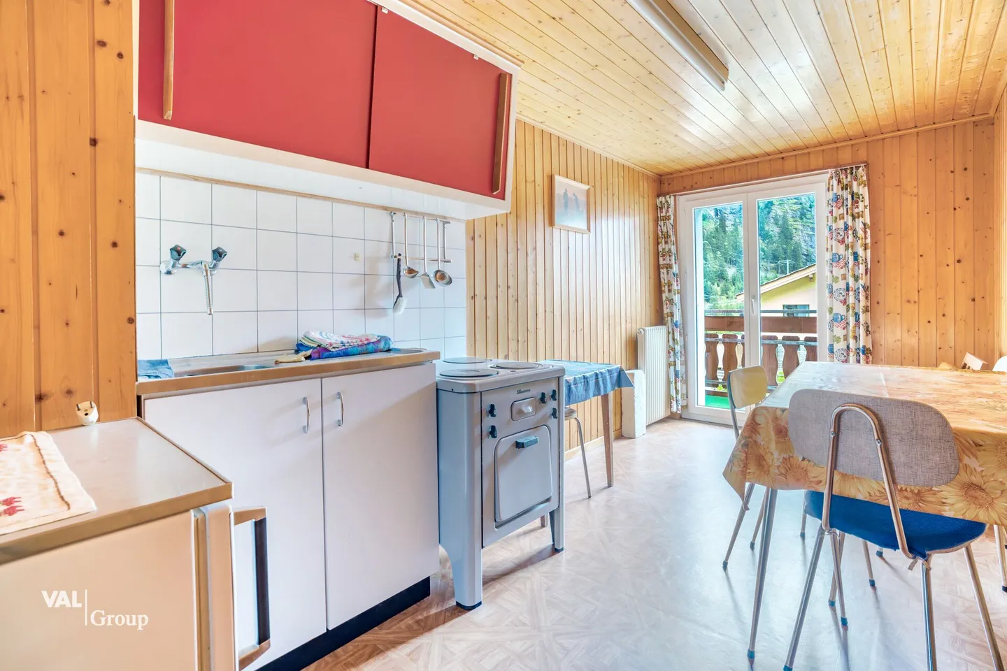 Proprietà versatile con due unità abitative, piscina coperta, laboratorio e potenziale di sviluppo a St. Niklaus - Foto 12 di 25