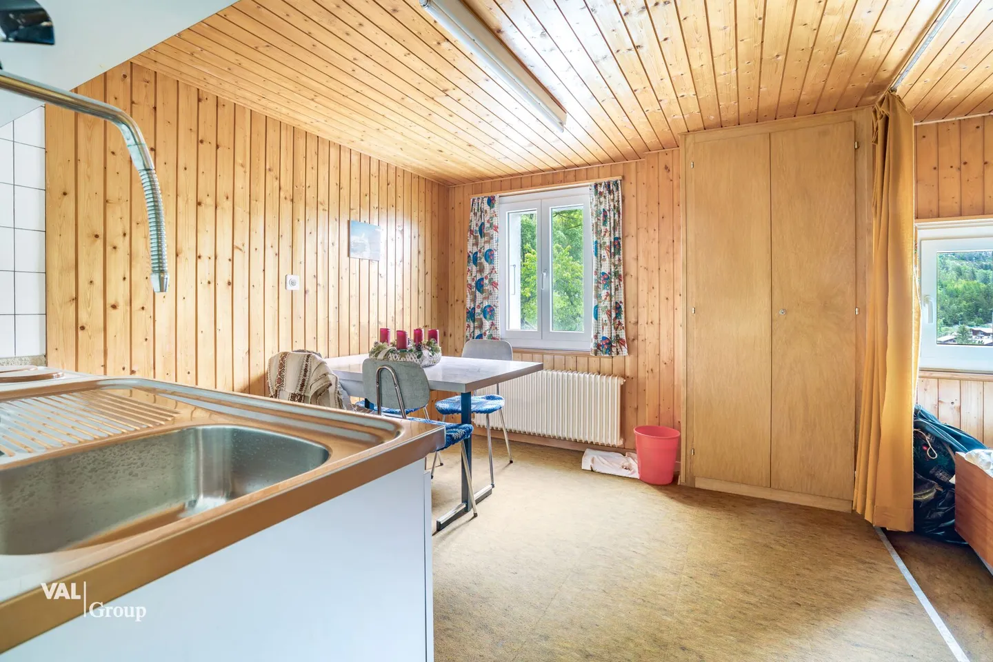 Proprietà versatile con due unità abitative, piscina coperta, laboratorio e potenziale di sviluppo a St. Niklaus - Foto 13 di 25