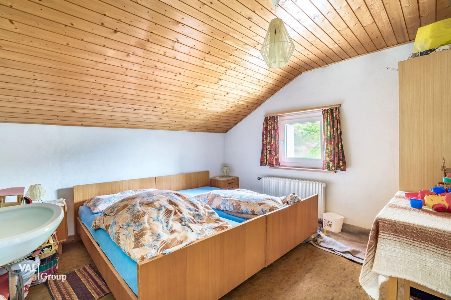 Proprietà versatile con due unità abitative, piscina coperta, laboratorio e potenziale di sviluppo a St. Niklaus - Foto 17 di 25