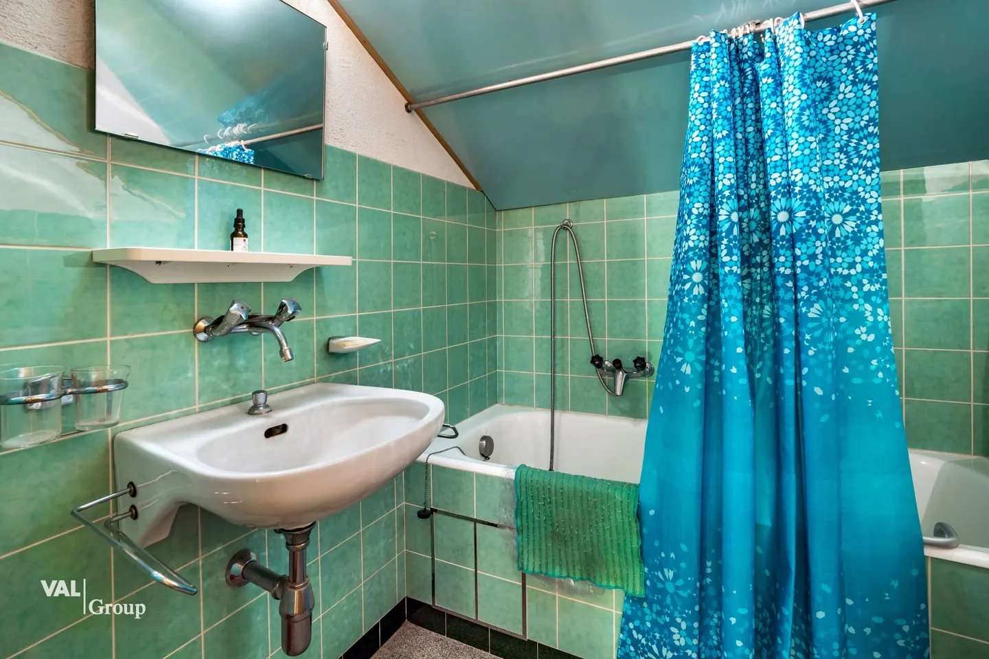 Proprietà versatile con due unità abitative, piscina coperta, laboratorio e potenziale di sviluppo a St. Niklaus - Foto 19 di 25