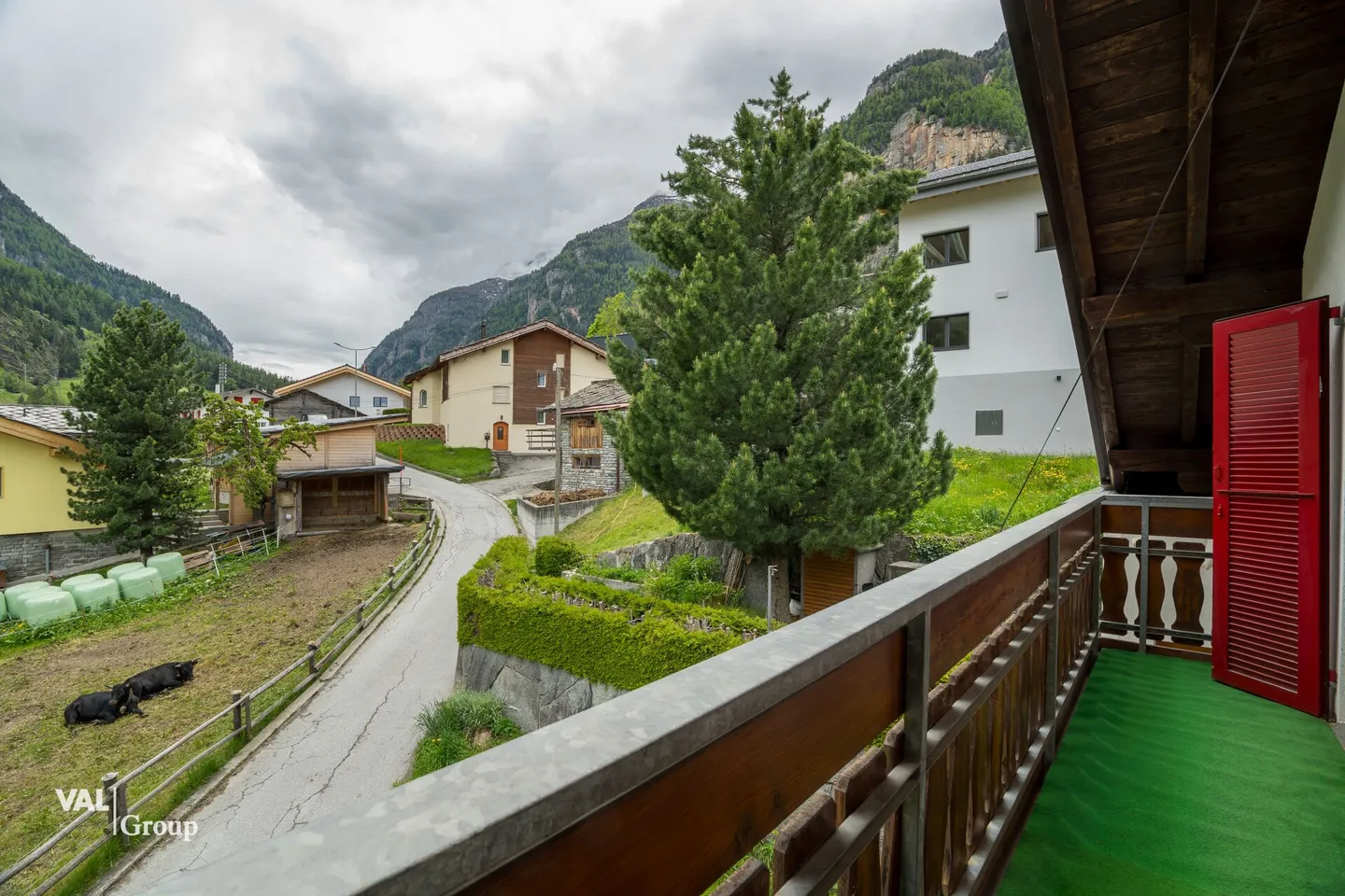 Proprietà versatile con due unità abitative, piscina coperta, laboratorio e potenziale di sviluppo a St. Niklaus - Foto 22 di 25