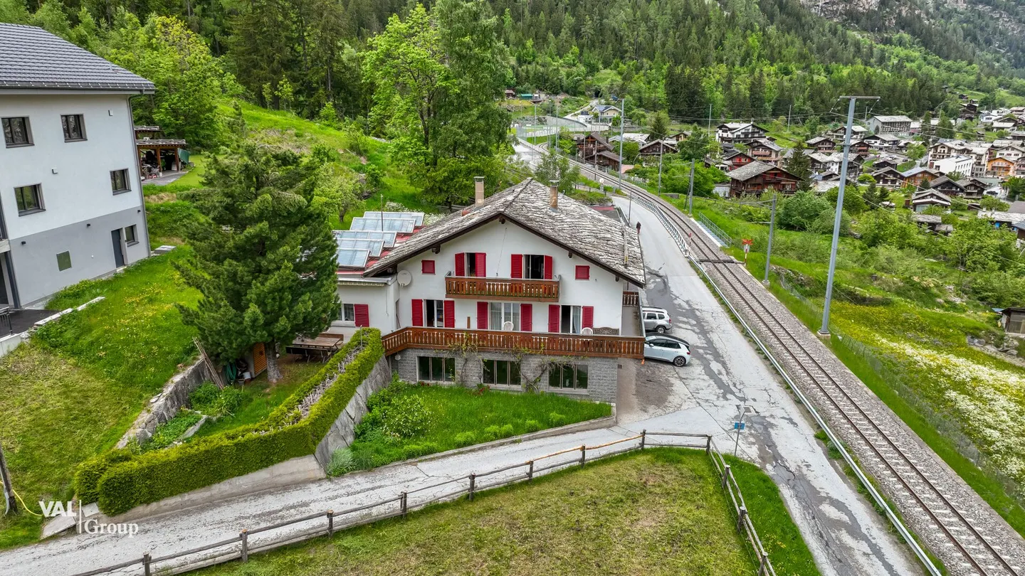 Proprietà versatile con due unità abitative, piscina coperta, laboratorio e potenziale di sviluppo a St. Niklaus - Foto 24 di 25