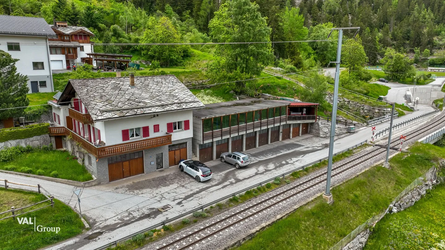 Proprietà versatile con due unità abitative, piscina coperta, laboratorio e potenziale di sviluppo a St. Niklaus - Foto 25 di 25