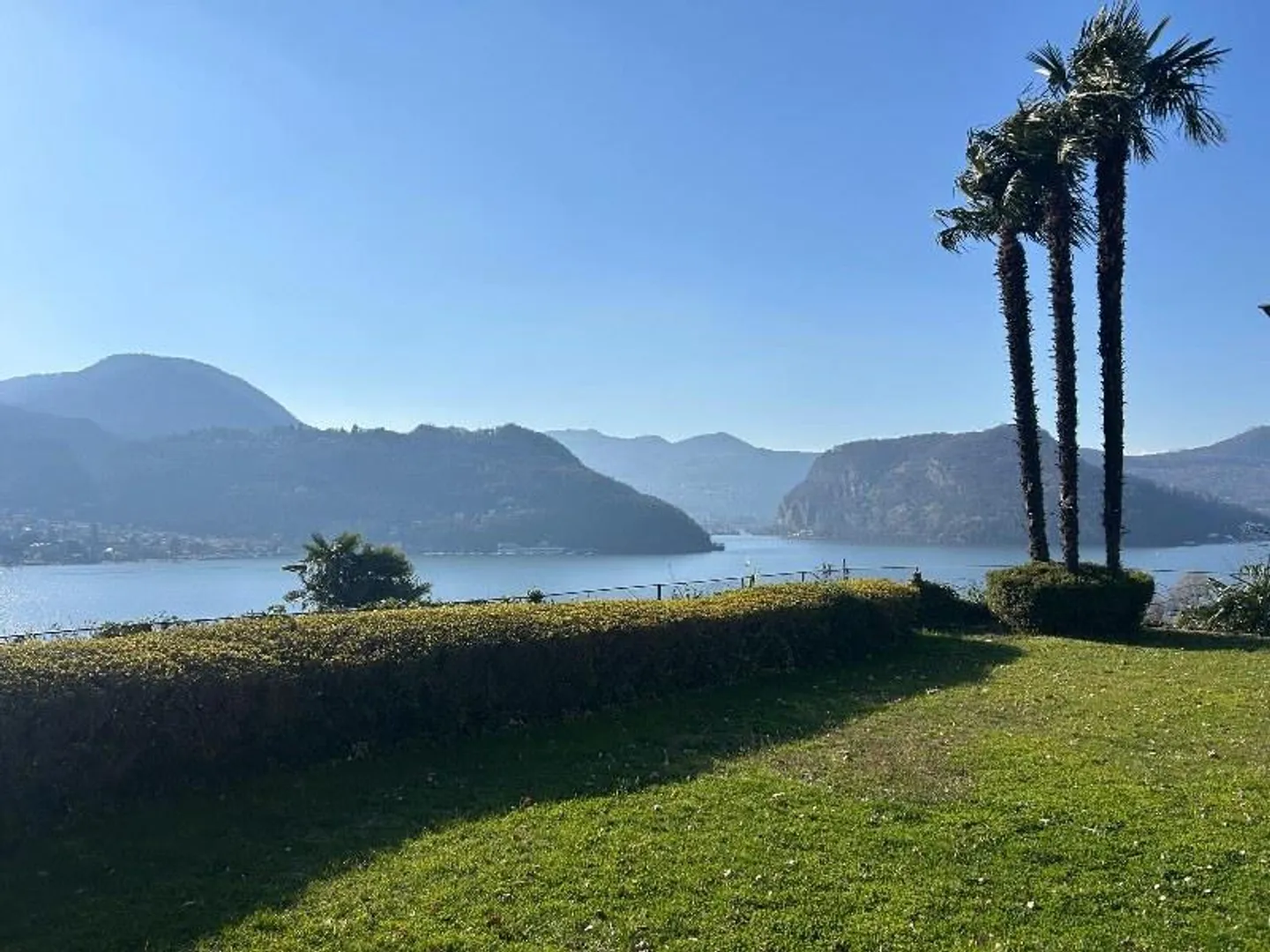 VILLA CON CHARME E VISTA APERTA SUL LAGO DI LUGANO - Foto 1 di 13