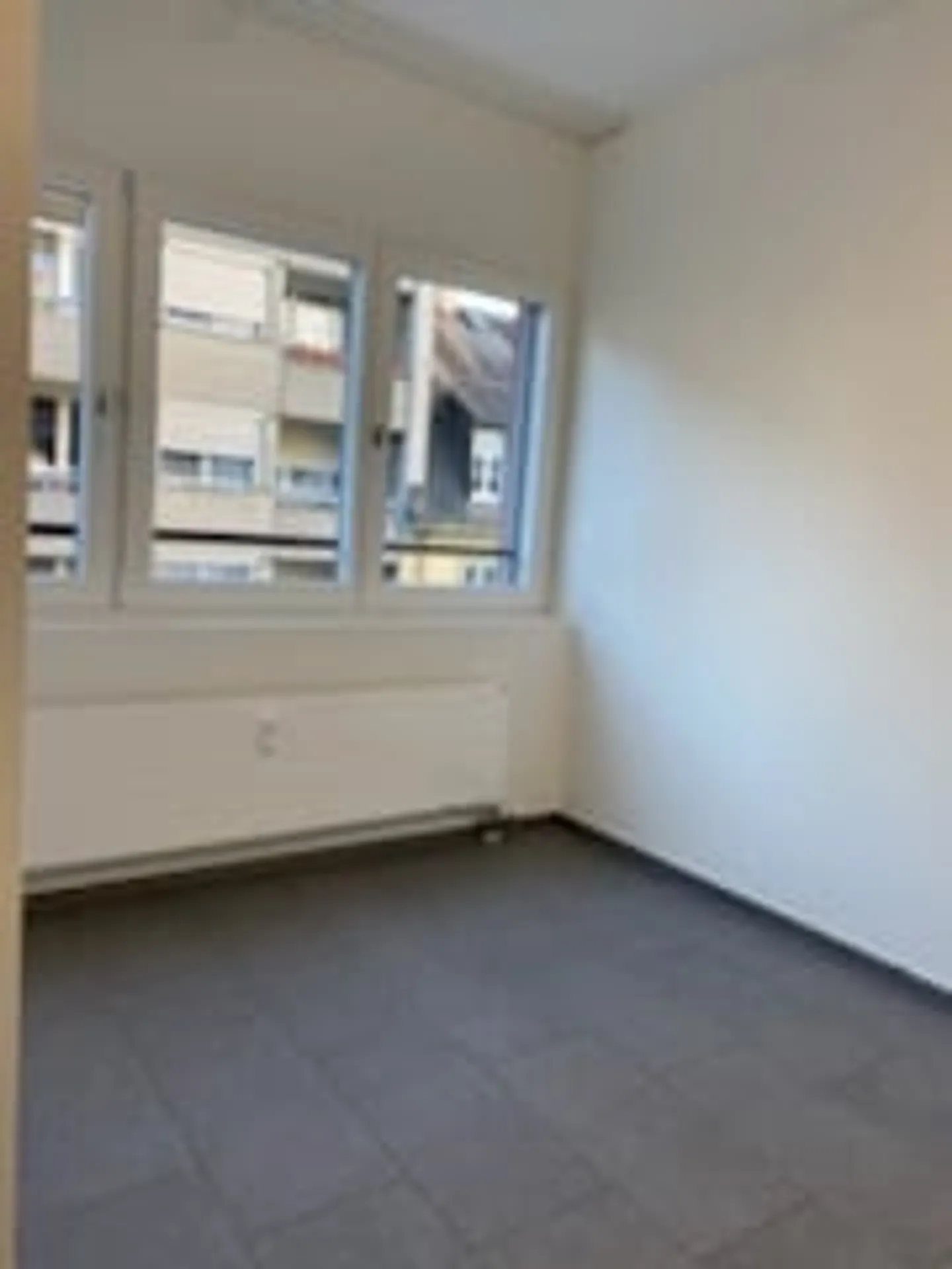 Bellissimo e luminoso appartamento di 1,5 stanze con balcone vicino alla stazione SBB - Foto 3 di 9
