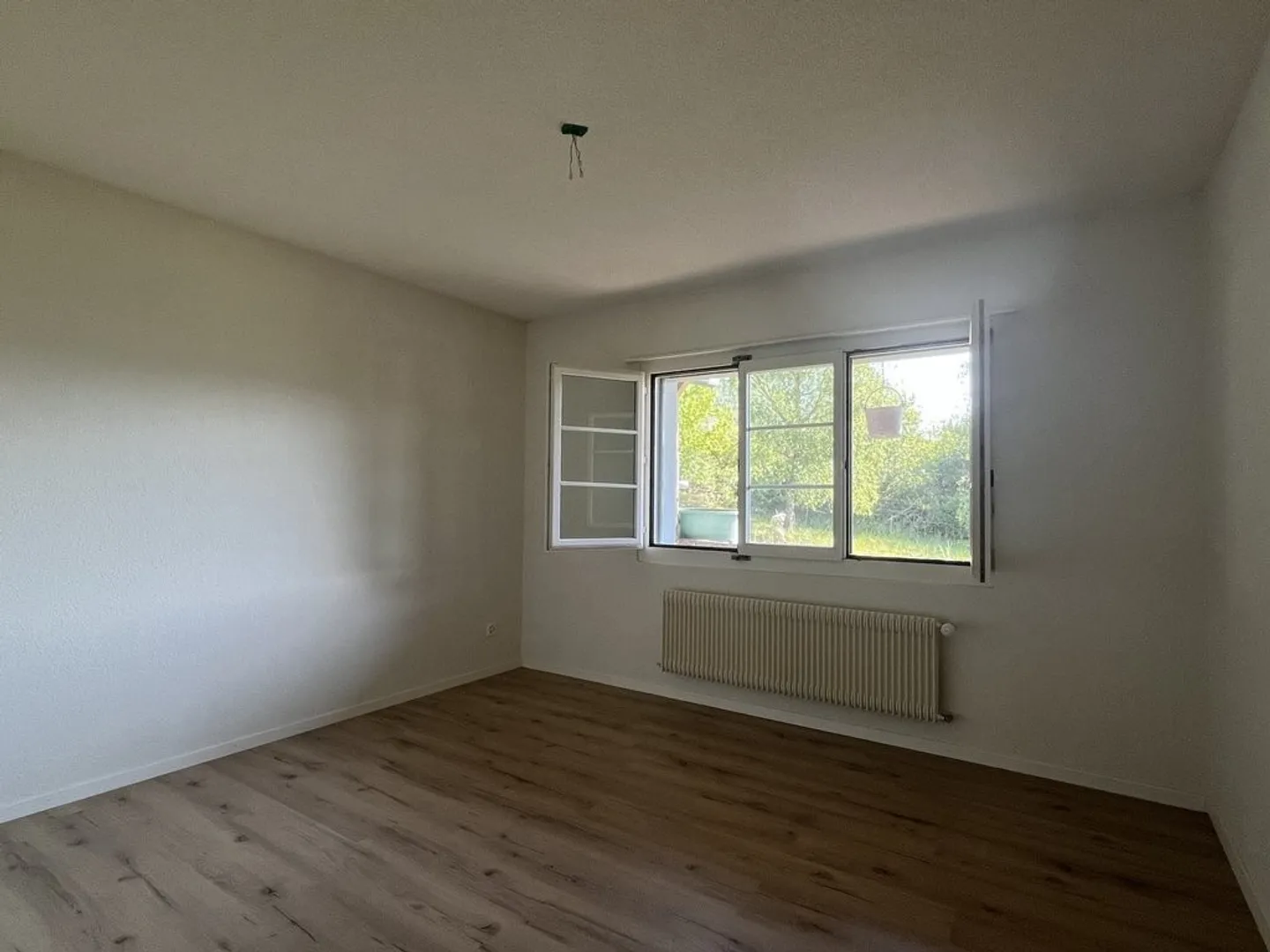 Un bel appartamento di 3,5 stanze in affitto al piano terra a Orvin! - Foto 3 di 7
