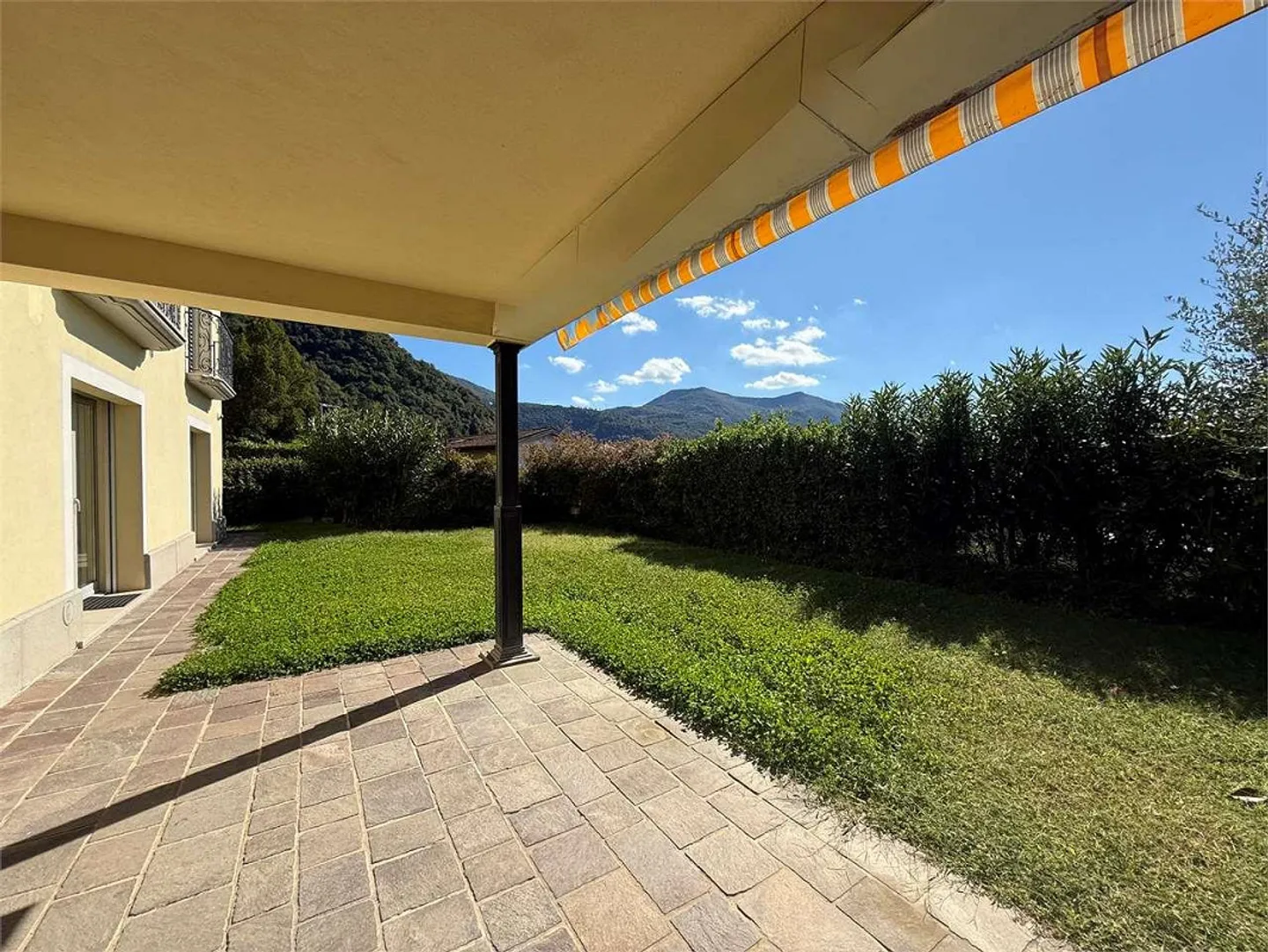 Appartamento con giardino e vista lago - Foto 1 di 12