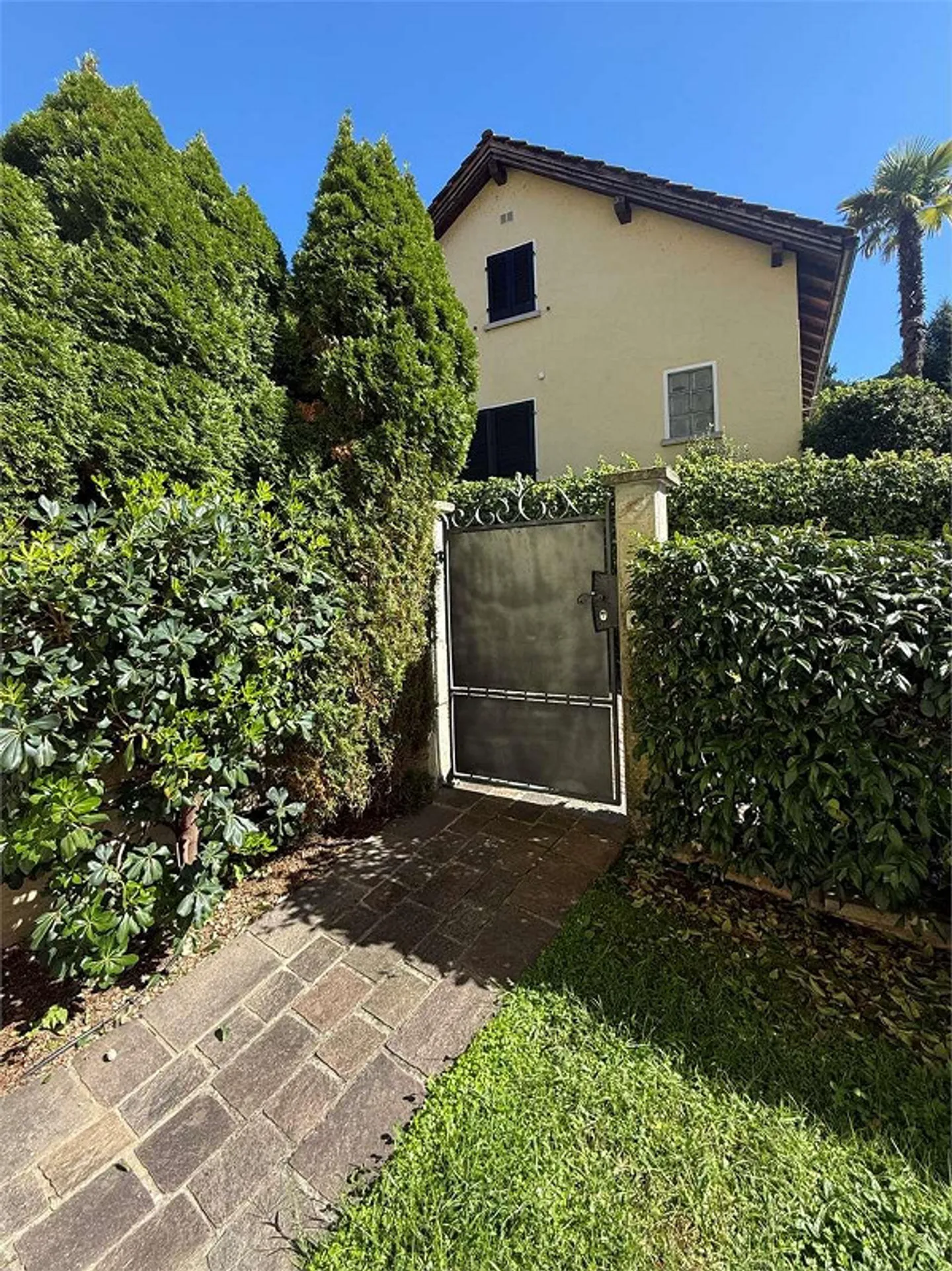 Appartamento con giardino e vista lago - Foto 2 di 12
