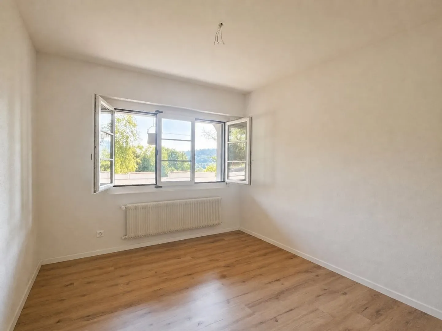 Un bel appartamento di 3,5 stanze in affitto al piano terra a Orvin! - Foto 4 di 7